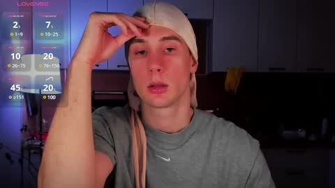 Snapshot of mell0wme chatting on February 13, 3:18 am Mello online show from February 13, 3:18 am