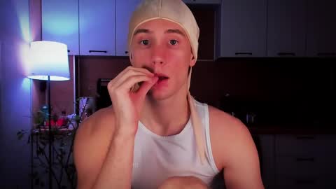 Snapshot of mell0wme chatting on February 21, 1:33 am Mello online show from February 21, 1:33 am