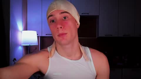 Snapshot of mell0wme chatting on February 26, 1:32 am Mello online show from February 26, 1:32 am