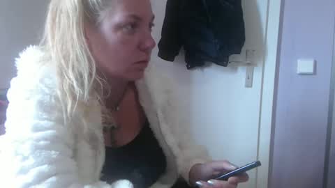 Snapshot of melli23 chatting on May 16, 12:15 pm Melli online show from May 16, 12:15 pm