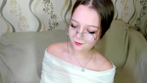 Snapshot of melmooon chatting on December 19, 6:31 am MelMooon online show from December 19, 6:31 am