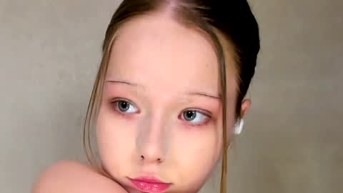 MelMooon online show from July 11, 6:54 pm