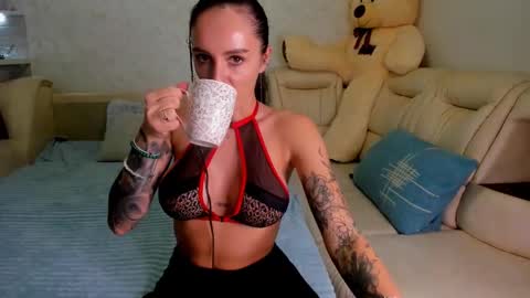 Snapshot of melodyhewit chatting on January 14, 7:00 pm Masha online show from January 14, 7:00 pm