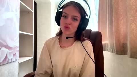 Hi Im Aria 18 years old online show from October 3, 12:46 pm