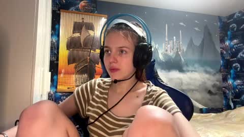 Hi Im Aria 18 years old online show from April 9, 2:33 pm