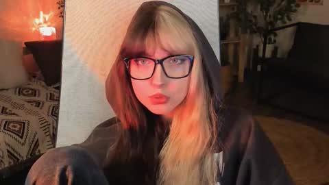 Mia online show from October 19, 3:23 pm