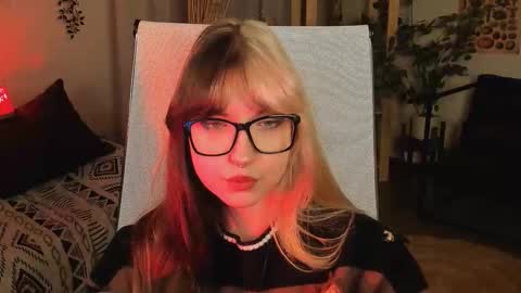 Mia online show from October 31, 3:24 pm