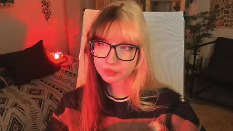 Mia online show from November 5, 3:23 pm