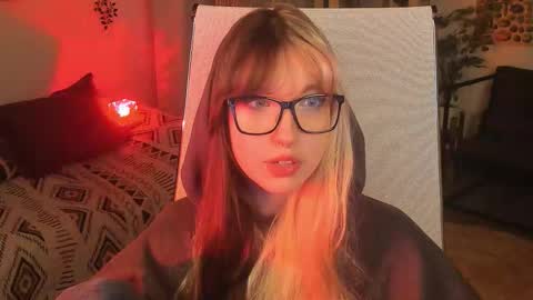 Mia online show from November 6, 1:23 pm