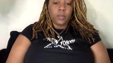 mercedesbuxxx online show from November 22, 7:35 pm