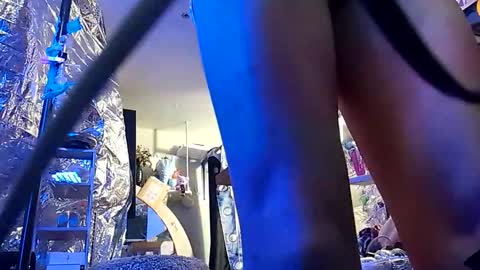 Snapshot of merelyalover chatting on December 18, 7:36 am gurlnips online show from December 18, 7:36 am