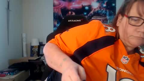 Snapshot of metalshop chatting on December 8, 10:03 pm Mommy Jaxx online show from December 8, 10:03 pm