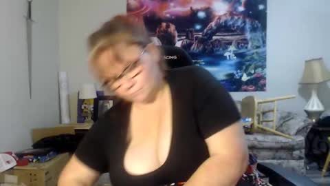 Snapshot of metalshop chatting on December 9, 4:01 am Mommy Jaxx online show from December 9, 4:01 am