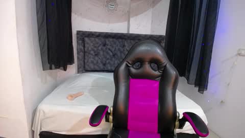 Snapshot of mia__thomson_ chatting on October 24, 12:34 pm MIA online show from October 24, 12:34 pm