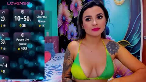 Snapshot of mia_bigtits_17 chatting on December 13, 4:43 am Mia online show from December 13, 4:43 am