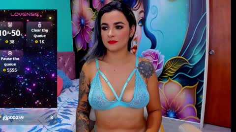 Snapshot of mia_bigtits_17 chatting on December 18, 12:43 am Mia online show from December 18, 12:43 am