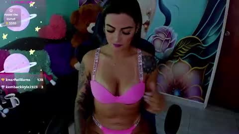 Snapshot of mia_bigtits_17 chatting on June 22, 9:01 pm Mia online show from June 22, 9:01 pm