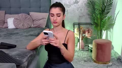 Snapshot of mia_carter99 chatting on December 4, 8:51 pm Freya Allen online show from December 4, 8:51 pm