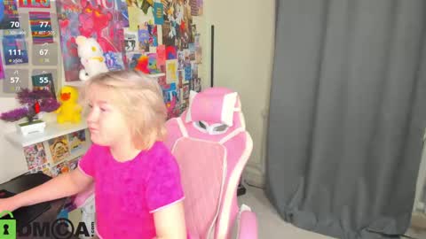 Snapshot of mia_ferd chatting on May 4, 2:51 am Mia online show from May 4, 2:51 am