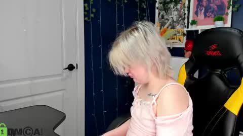 Snapshot of mia_ferd chatting on June 11, 3:04 am Mia online show from June 11, 3:04 am