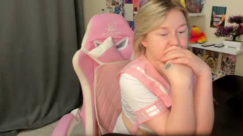 Snapshot of mia_ferd chatting on July 1, 2:57 am Mia online show from July 1, 2:57 am