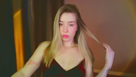 Snapshot of mia_fleur_ chatting on January 8, 5:59 am Mia online show from January 8, 5:59 am