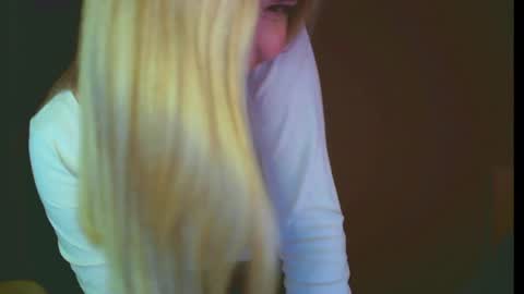 Snapshot of mia_fleur_ chatting on January 21, 8:11 pm Mia online show from January 21, 8:11 pm