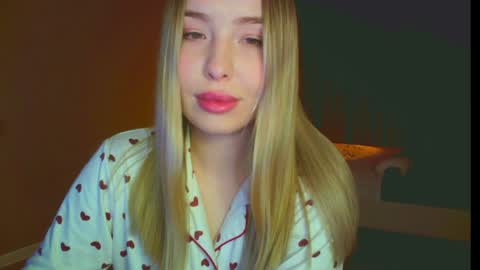 Snapshot of mia_fleur_ chatting on January 27, 11:00 pm Mia online show from January 27, 11:00 pm