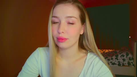 Snapshot of mia_fleur_ chatting on February 6, 2:33 am Mia online show from February 6, 2:33 am