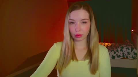 Snapshot of mia_fleur_ chatting on February 9, 3:00 am Mia online show from February 9, 3:00 am