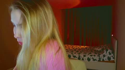 Snapshot of mia_fleur_ chatting on February 24, 10:47 pm Mia online show from February 24, 10:47 pm