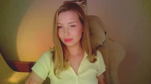 Mia online show from June 14, 8:44 pm