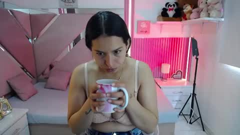 Snapshot of mia_garcia28 chatting on June 19, 1:59 pm mia_garcia28 online show from June 19, 1:59 pm