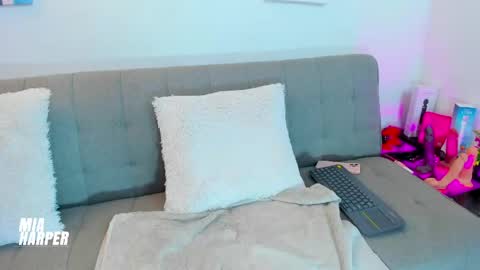 Mia online show from May 8, 9:20 pm