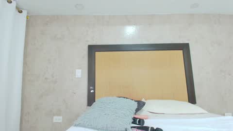 MIALOPEZ      .     Y      .      online show from January 10, 5:02 pm