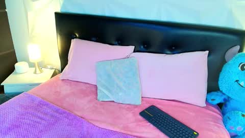 Snapshot of mia_lou_ chatting on September 18, 10:34 pm Mia online show from September 18, 10:34 pm