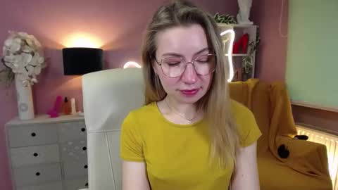 Snapshot of mia_luxx92 chatting on December 4, 11:30 am Mia online show from December 4, 11:30 am