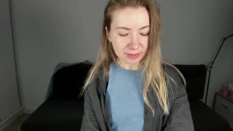 Snapshot of mia_luxx92 chatting on December 23, 7:28 am Mia online show from December 23, 7:28 am