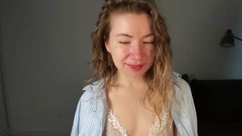 Snapshot of mia_luxx92 chatting on January 14, 7:36 am Mia online show from January 14, 7:36 am