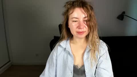 Snapshot of mia_luxx92 chatting on February 25, 7:29 am Mia online show from February 25, 7:29 am