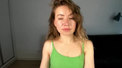 Mia online show from March 27, 7:36 am