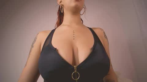 mia independent model online show from February 7, 12:09 pm