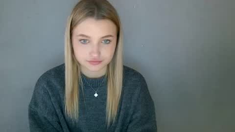 Mia online show from October 2, 1:29 pm