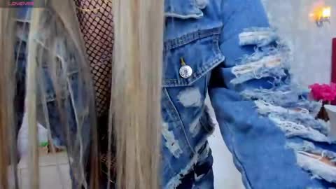 Mia online show from March 27, 11:54 am