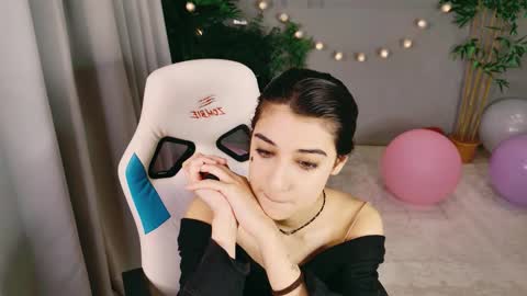 Mia online show from February 25, 2:48 pm