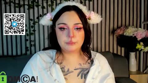 Snapshot of mia_r0ss chatting on October 31, 2:23 am Mia online show from October 31, 2:23 am