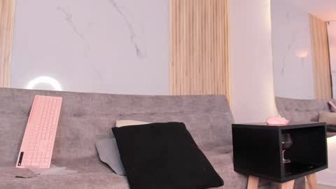 Snapshot of mia_ravenn chatting on December 10, 12:50 am Mia online show from December 10, 12:50 am