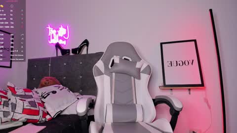 Snapshot of mia_ravenn chatting on February 26, 10:42 pm Mia online show from February 26, 10:42 pm