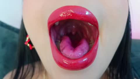 Snapshot of mia_roux1 chatting on April 22, 9:27 pm Mia online show from April 22, 9:27 pm