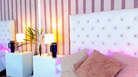 Snapshot of mia_stones_ chatting on July 9, 12:20 pm Mia Stones online show from July 9, 12:20 pm
